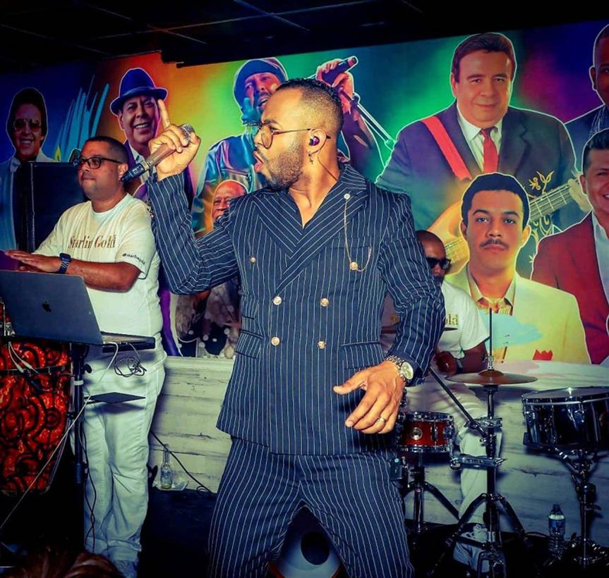 Starling Gold con la banda en vivo